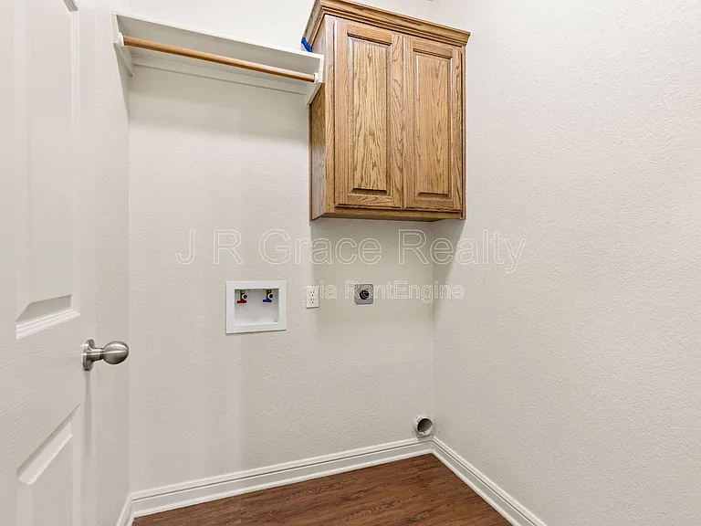 2100 Breezy Dr — Photo 12