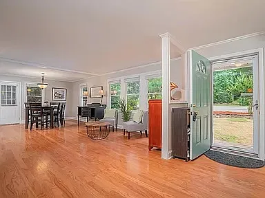 3 bed, 1822 sqft, $2,400 — Photo 2