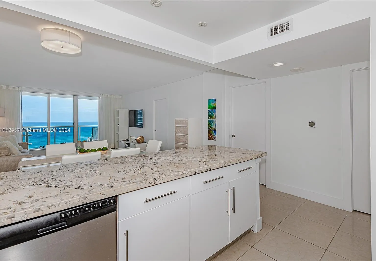 Roney Palace Condo — Photo 4