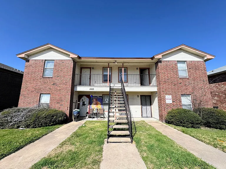 1003 Circle M Dr — Photo 2
