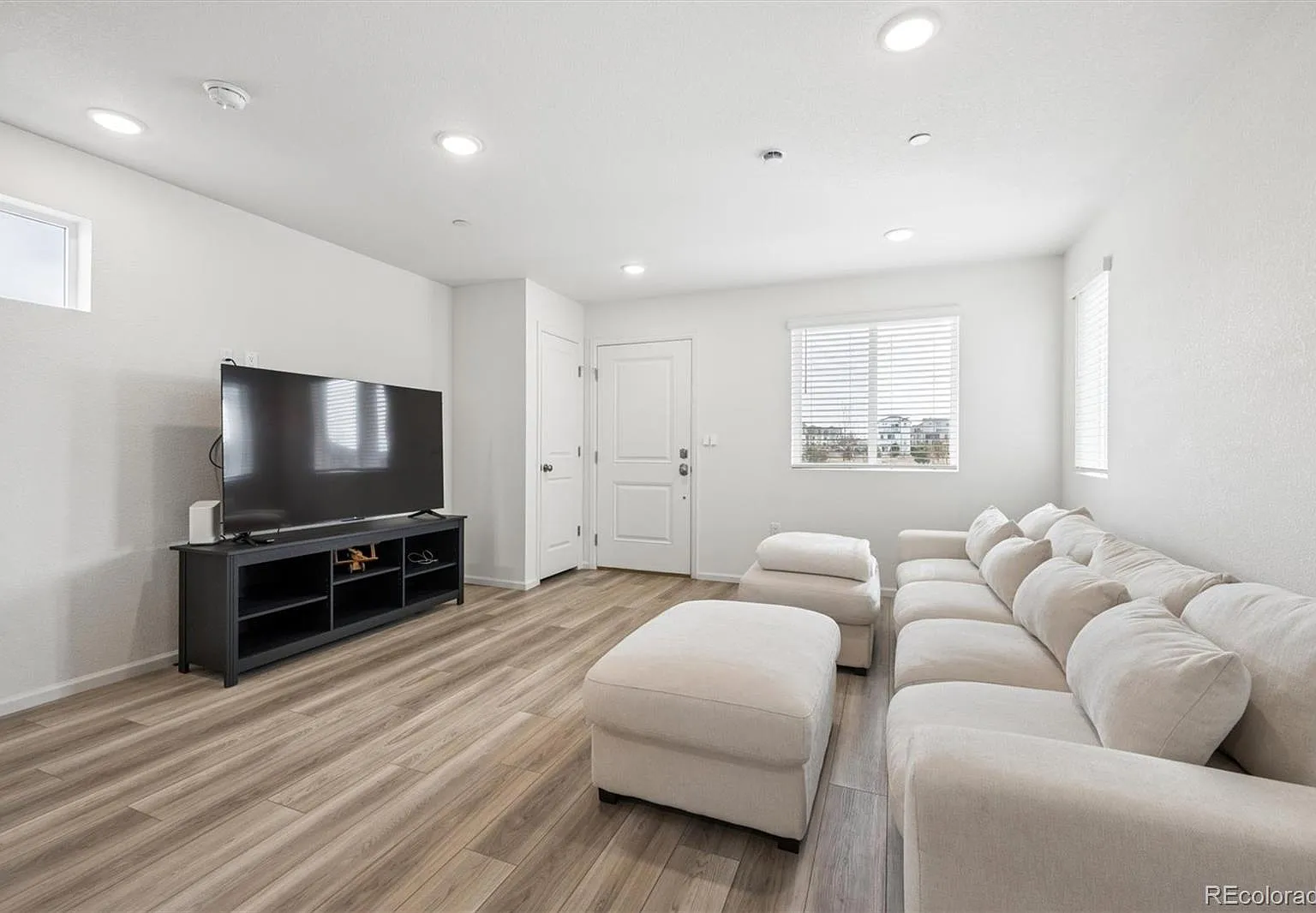 3 bed, 1152 sqft, $2,725 — Photo 2