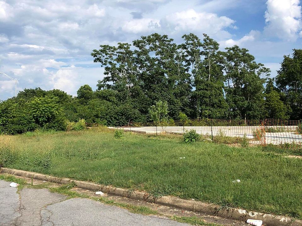 2nd image of 1009 W Stone Dr