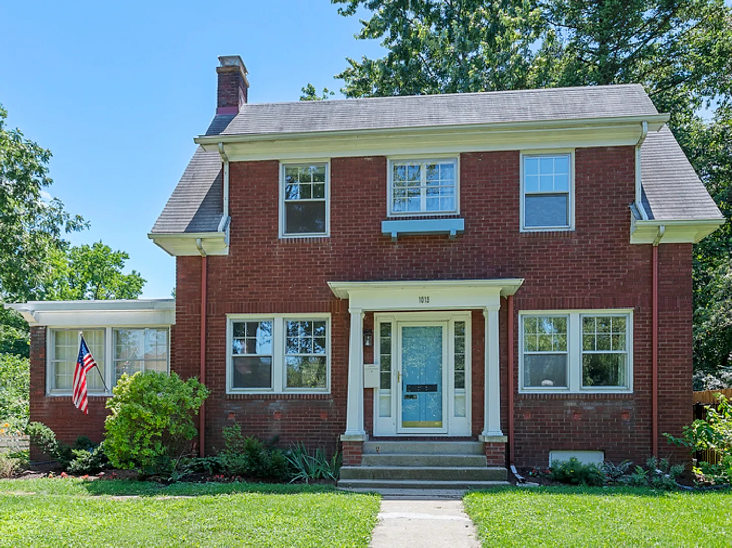1013 W White St photo 1