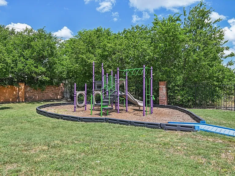 Timber Oaks Apartments — Photo 18