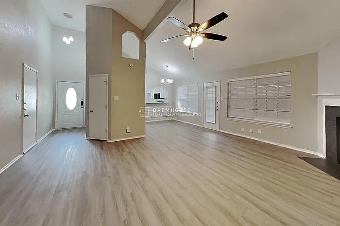 3 bed, 2.0 bath, 1457 sqft, $2,050 — Photo 3