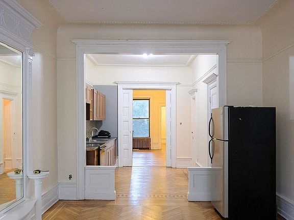5th image of 690 Park Pl APT 1