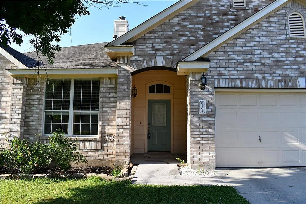 4 bed, 2100 sqft, $2,100 — Photo 2