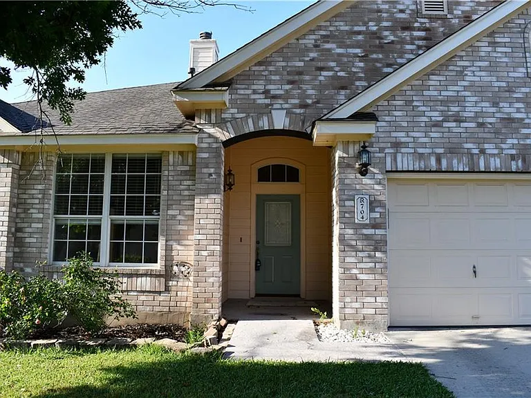 704 Thrush Dr — Photo 2