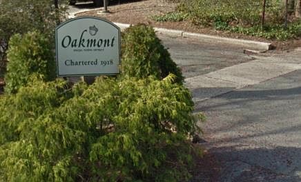 located in private Town of Oakmont - on map