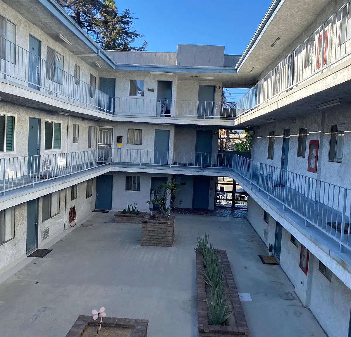 15840 Sherman Way. — Photo 4
