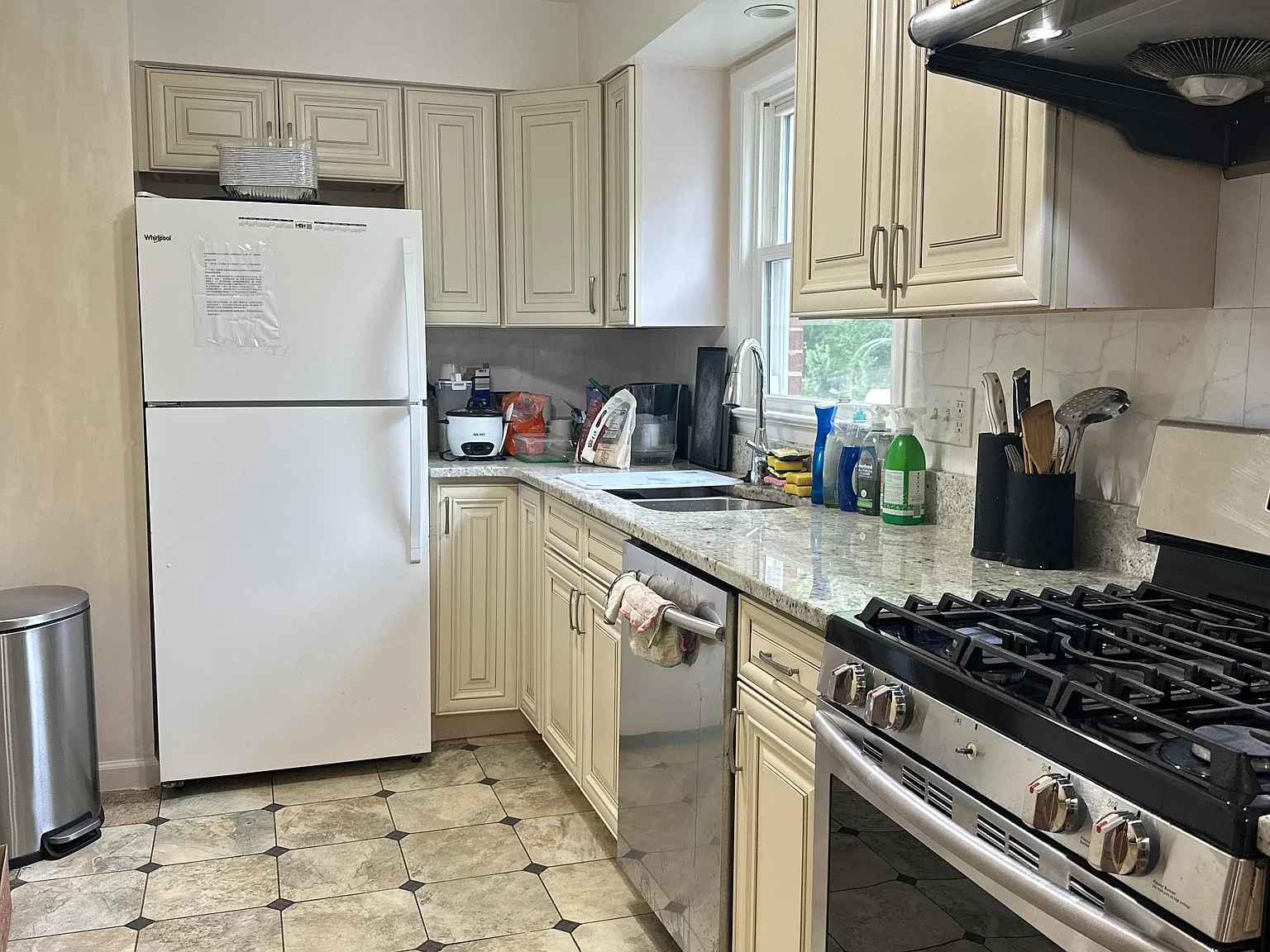 7 bed, 2600 sqft, $850 — Photo 2