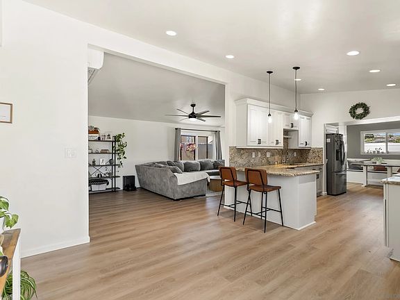 3rd image of 1293 Thalia St