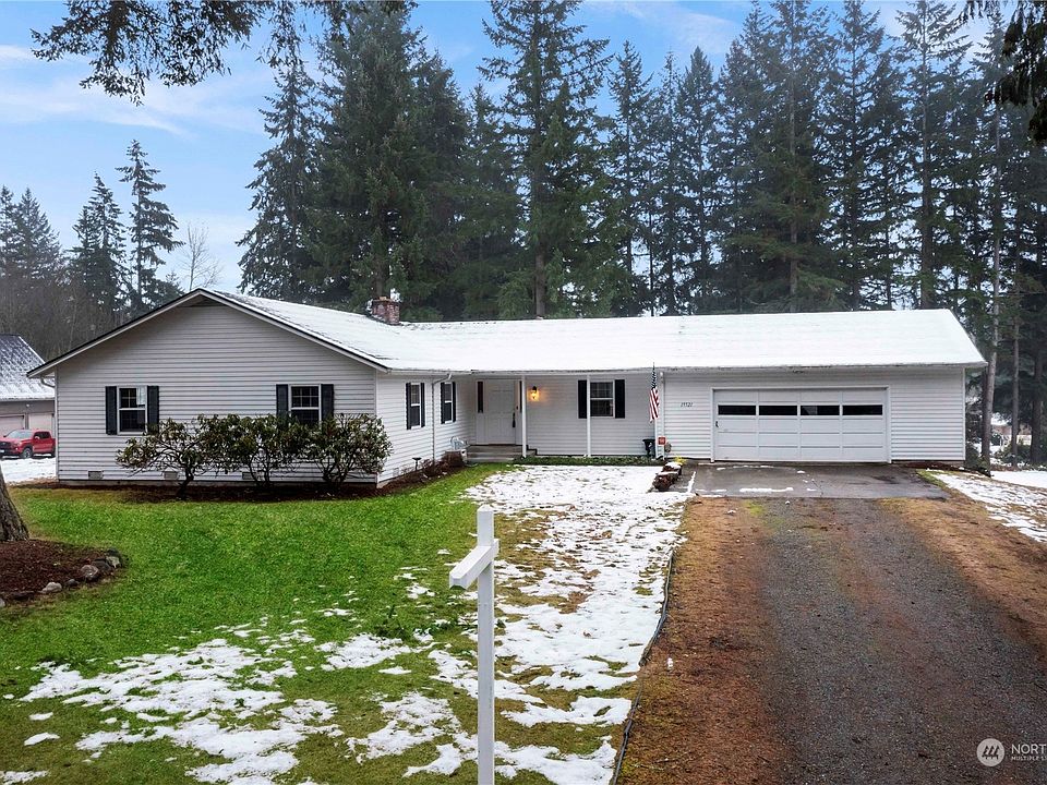 Daylight basement home on an acre. >