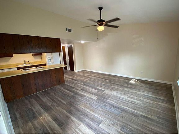 3rd image of 3212 Redwood Ln