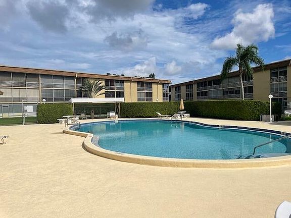 4th image of 500 Village Green Cir W APT 207