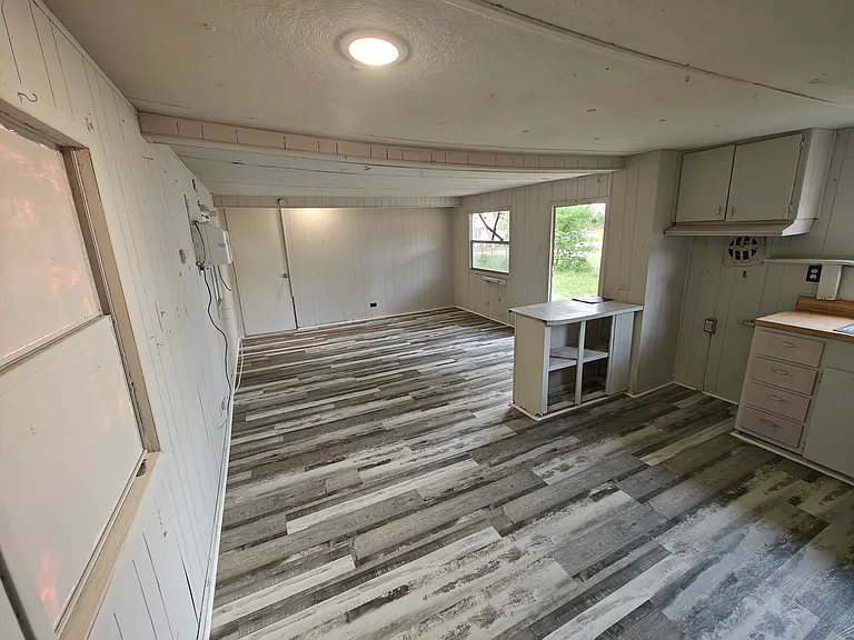 411 E Locust St — Photo 5