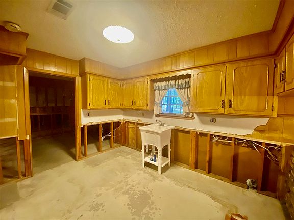 5th image of 1060 Maplewood Dr