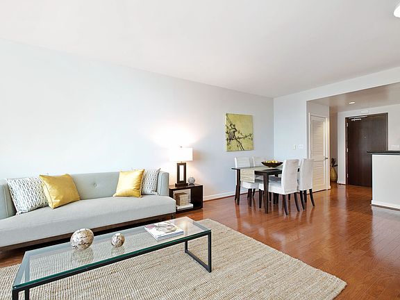 5th image of 250 King St Unit 1306