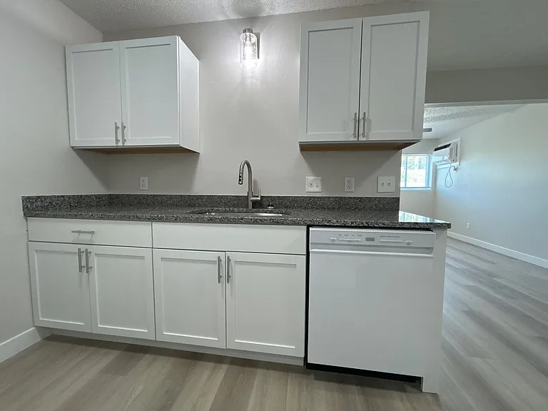 906 E E St — Photo 33