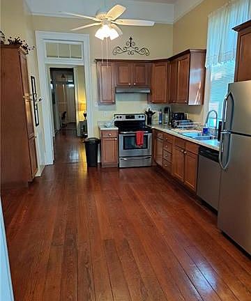 5th image of 332 Seguin St