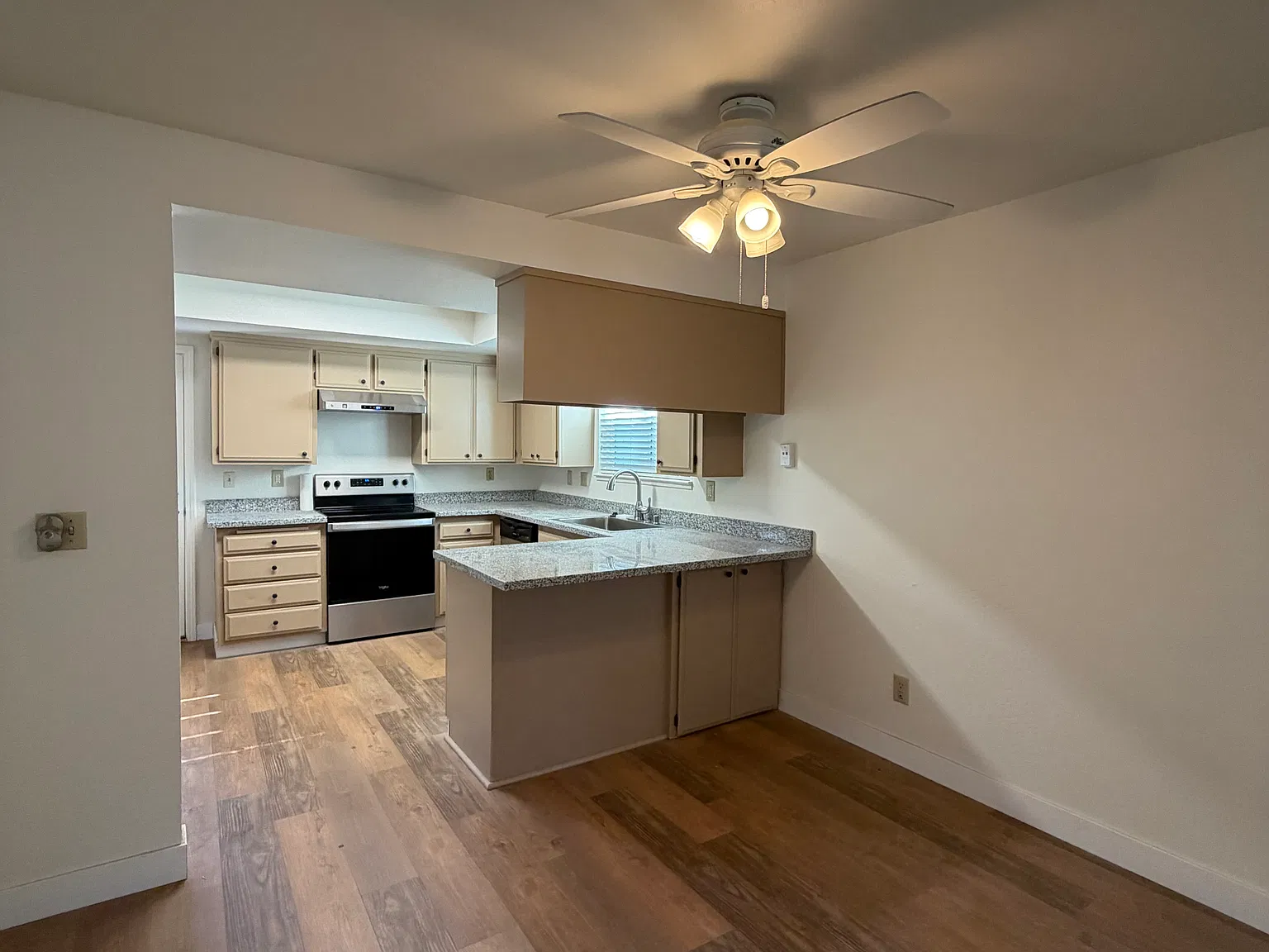 2 bed, 950 sqft, $2,595 — Photo 4
