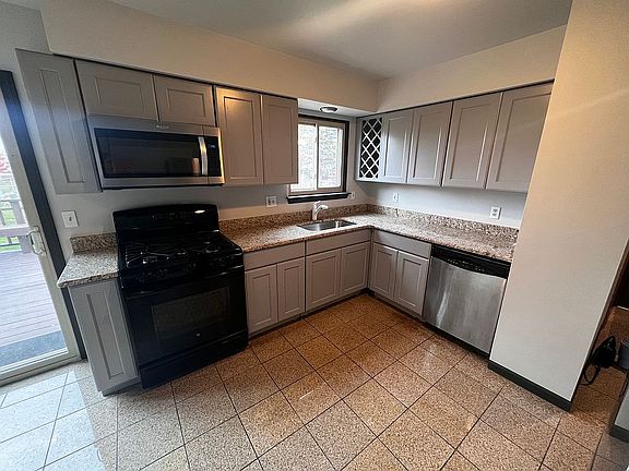 5th image of 43608 Geri Dr