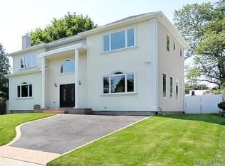 34 Steven St, Plainview, NY 11803