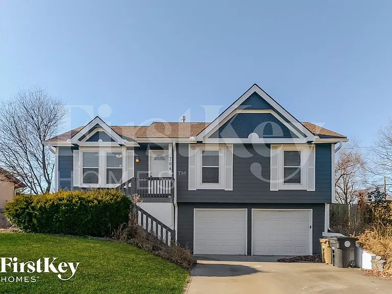 704 York Dr — Photo 1