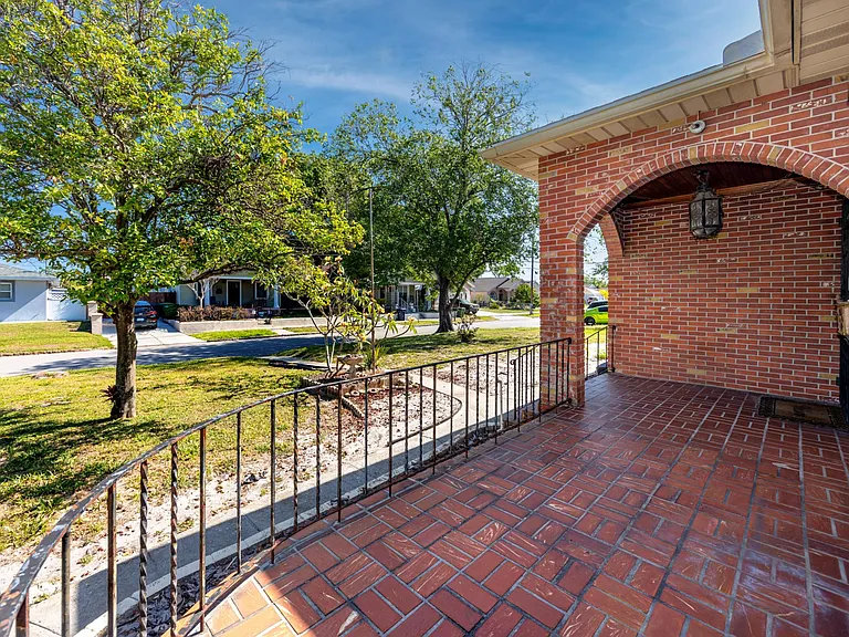 2524 W Leroy St — Photo 27