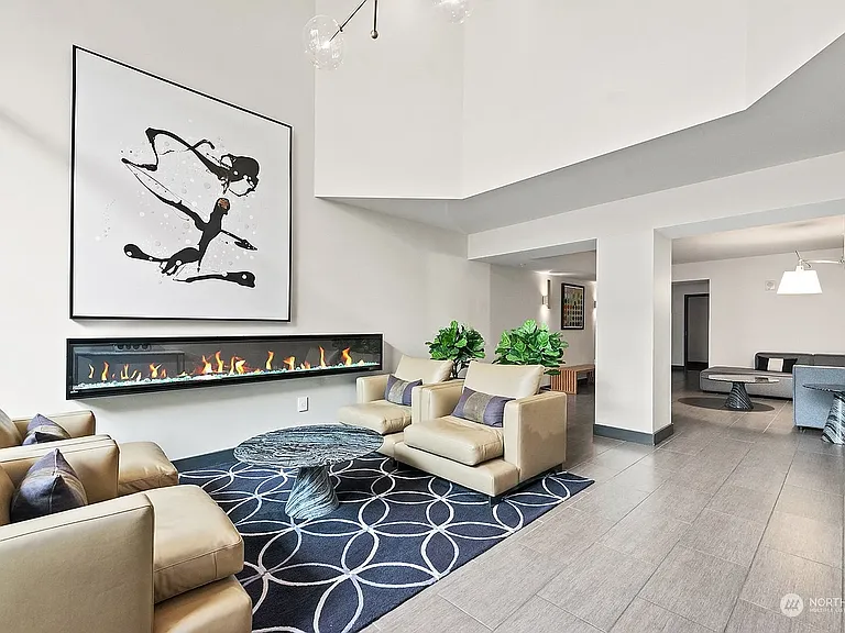 The 81 Clay St Lobby