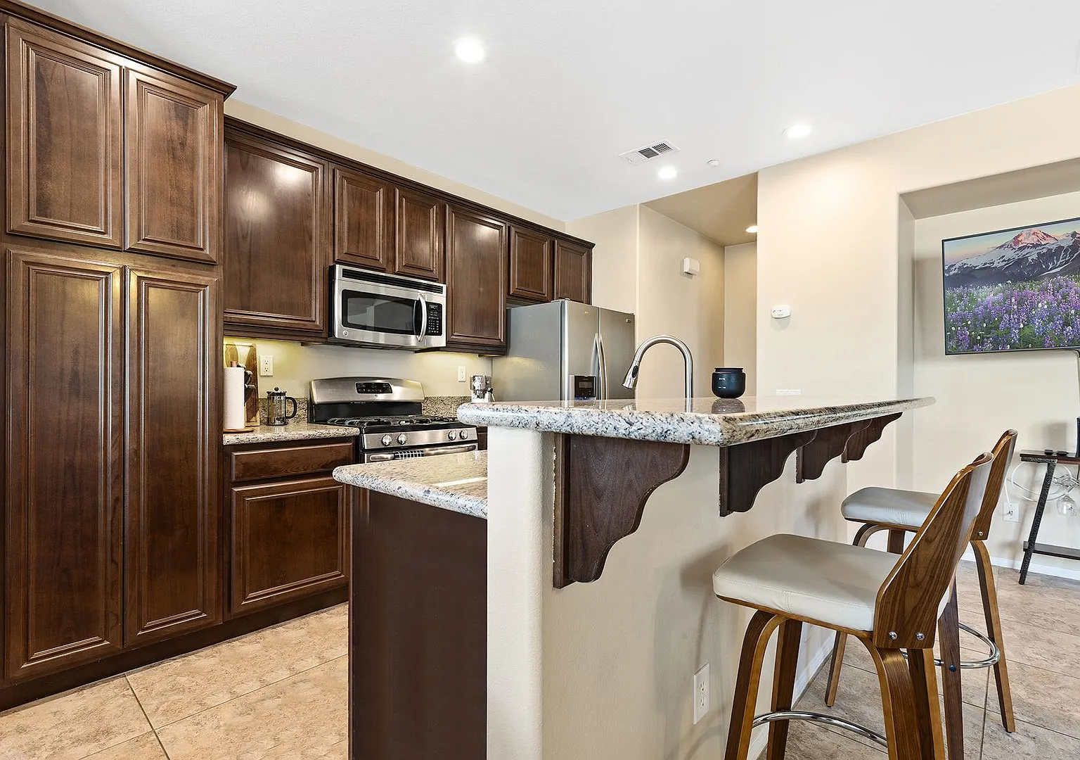 Private Bedroom & Bathroom in Gated Temecula Community — Photo 2