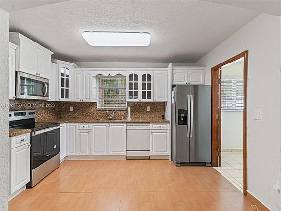 2nd image of 210 E 61st St
