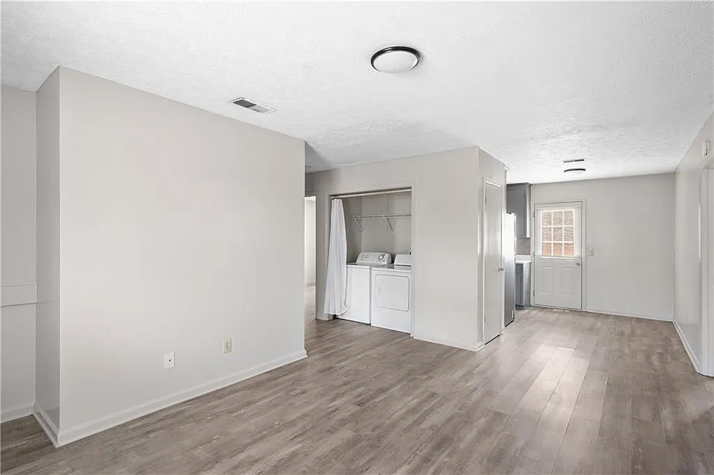 3 bed, 1.0 bath, 1050 sqft, $1,500 — Photo 2
