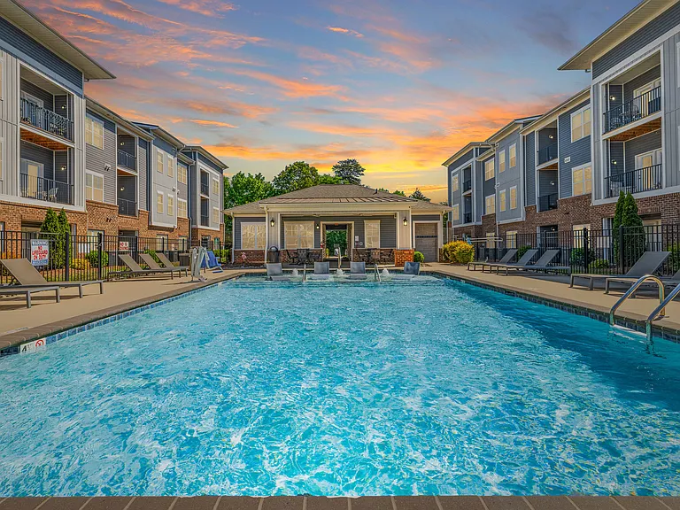 Grand Oaks Apartments — Photo 1