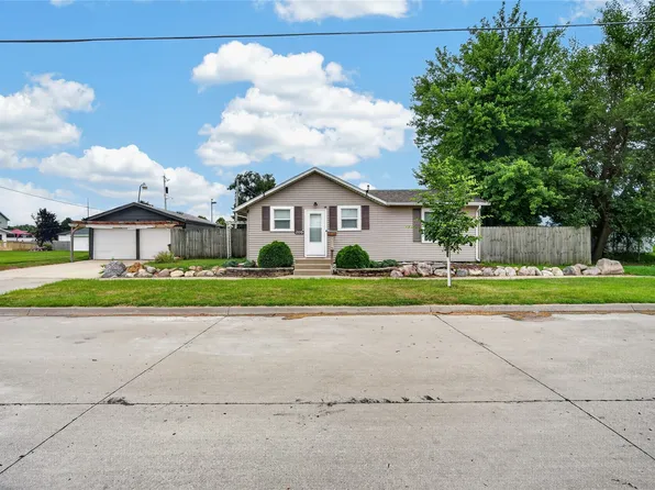 820 Maple St, West Des Moines, IA 50265