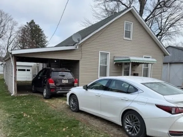 323 Trenton Ave, Uhrichsville, OH 44683