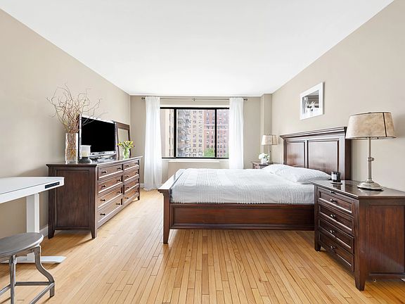 5th image of 211 W 71st St APT 5B