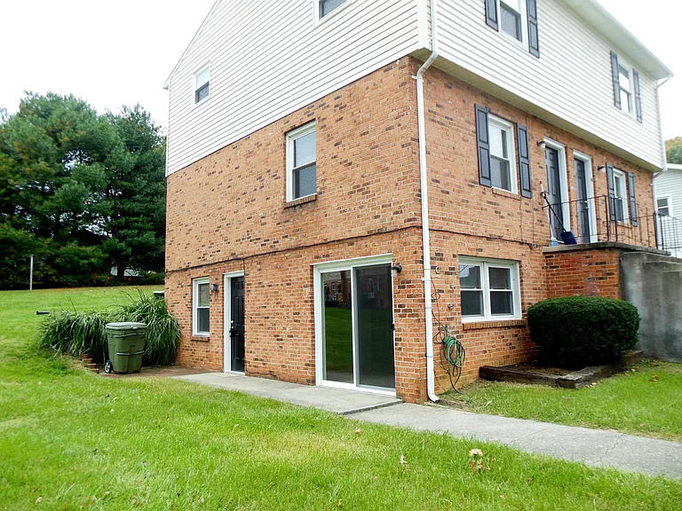 916 Pyrtle Dr #C — Photo 4