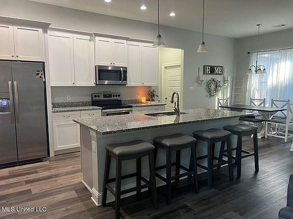 4th image of 12 Knoll Creek Dr