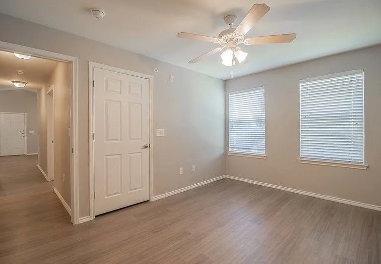 EMLI at Liberty Crossing Apartments — Photo 9