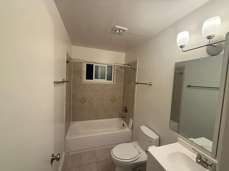 114 Carolina St #B — Photo 3