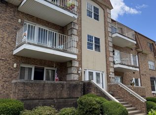 516 Lincoln St APT 303, Pella, IA 50219