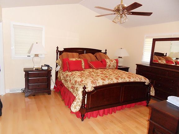 2nd image of 76 Chateau Pl
