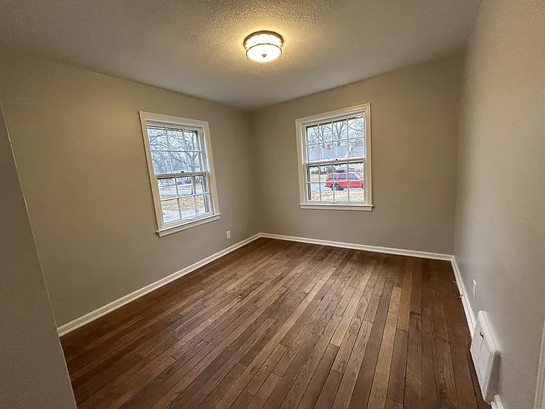 2022 Kentucky St — Photo 10