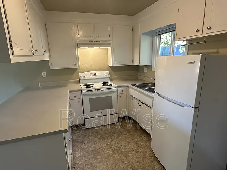 719 SW Bridge St — Photo 8