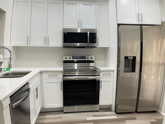 4th image of 3939 NE 5th Ave APT C201