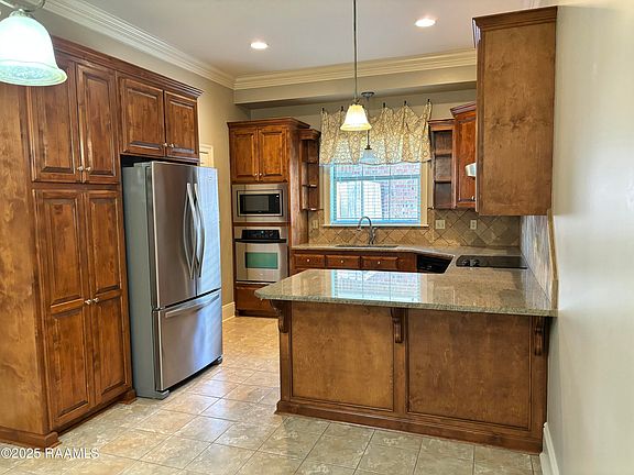 5th image of 204 Bluebonnet Dr