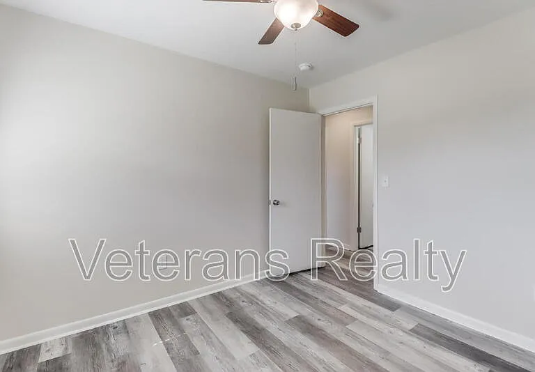 129 Quarles St — Photo 16