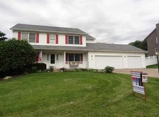 4700 Heatherstone Rd, Bettendorf, IA 52722