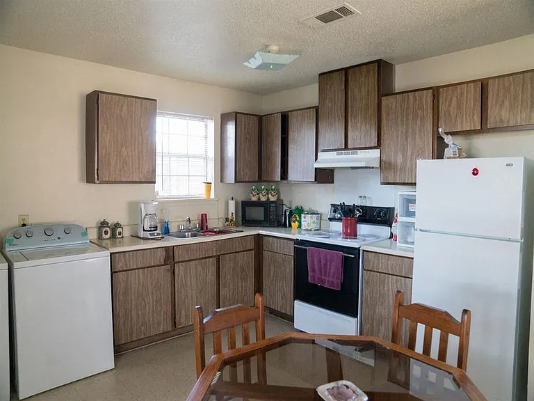 Burton Place Apts — Photo 7